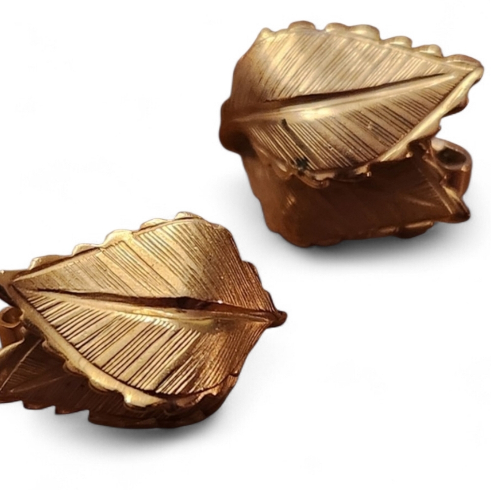 Giovanni Signed Gold Tone Leaf Clip On Earrings